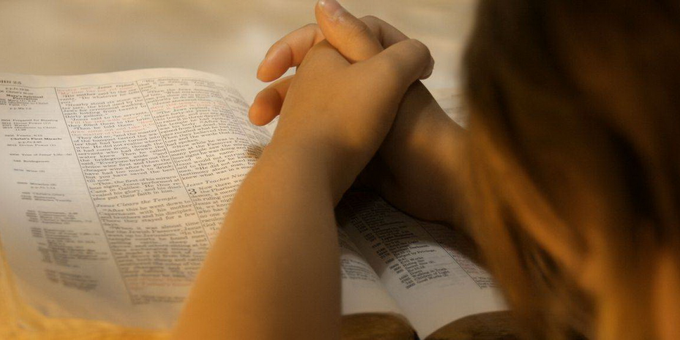 Я открываю вновь. Размышление над Библией. Девушка с Библией. Человек читает Библию и молится. Молитва и чтение Библии.